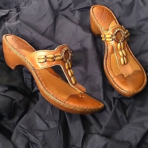 Born Shoes - Women's Born tan leather sandals 👡 size 8